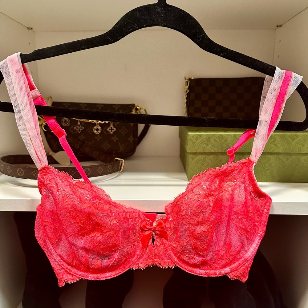 NWOT Victoria’s Secret Very Sexy Unlined Demi w/bow and rhinestone detail 34D
